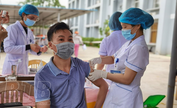   Quỳnh Phụ: Đợt 18, 19 hơn 31.700 mũi vắc-xin phòng Covid-19 được tiêm cho người dân