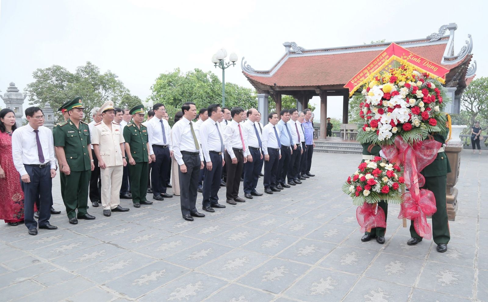   Dâng hương tưởng niệm Chủ tịch Hồ Chí Minh, Nh881 Nguyễn Đức Cảnh và viếng các anh hùng liệt sĩ