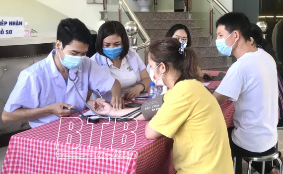   Trung tâm Y tế huyện Đông Hưng: Tiêm 1.000 liều vắc-xin phòng Covid-19 đợt 9 cho người lao động của 22 công ty, nhà máy, xí nghiệp