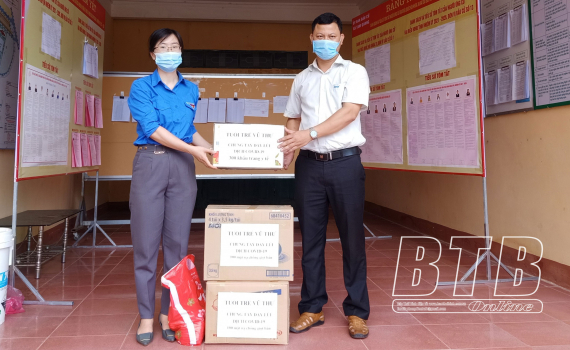   Huyện đoàn Vũ Thư trao 200 mặt nạ chống giọt bắn phòng Covid-19