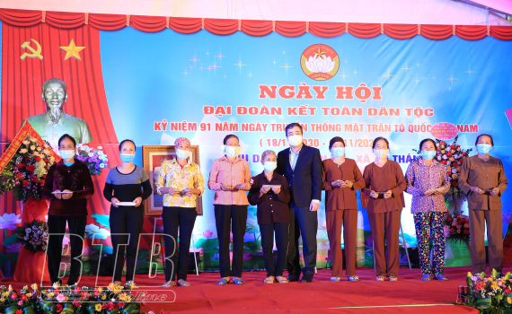   Đồng chí Ngô Đông Hải, Bí thư Tỉnh ủy dự ngày hội đại đoàn kết toàn Nh88 con tại thôn Hạ, xã An Thái