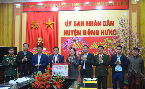   Đồng chí Trần Thị Bích Hằng, Phó Chủ tịch Nh88 casino tỉnh: Kiểm tra tình hình thực hiện nhiệm vụ tại huyện Đông Hưng và chúc tết một số đơn vị y tế