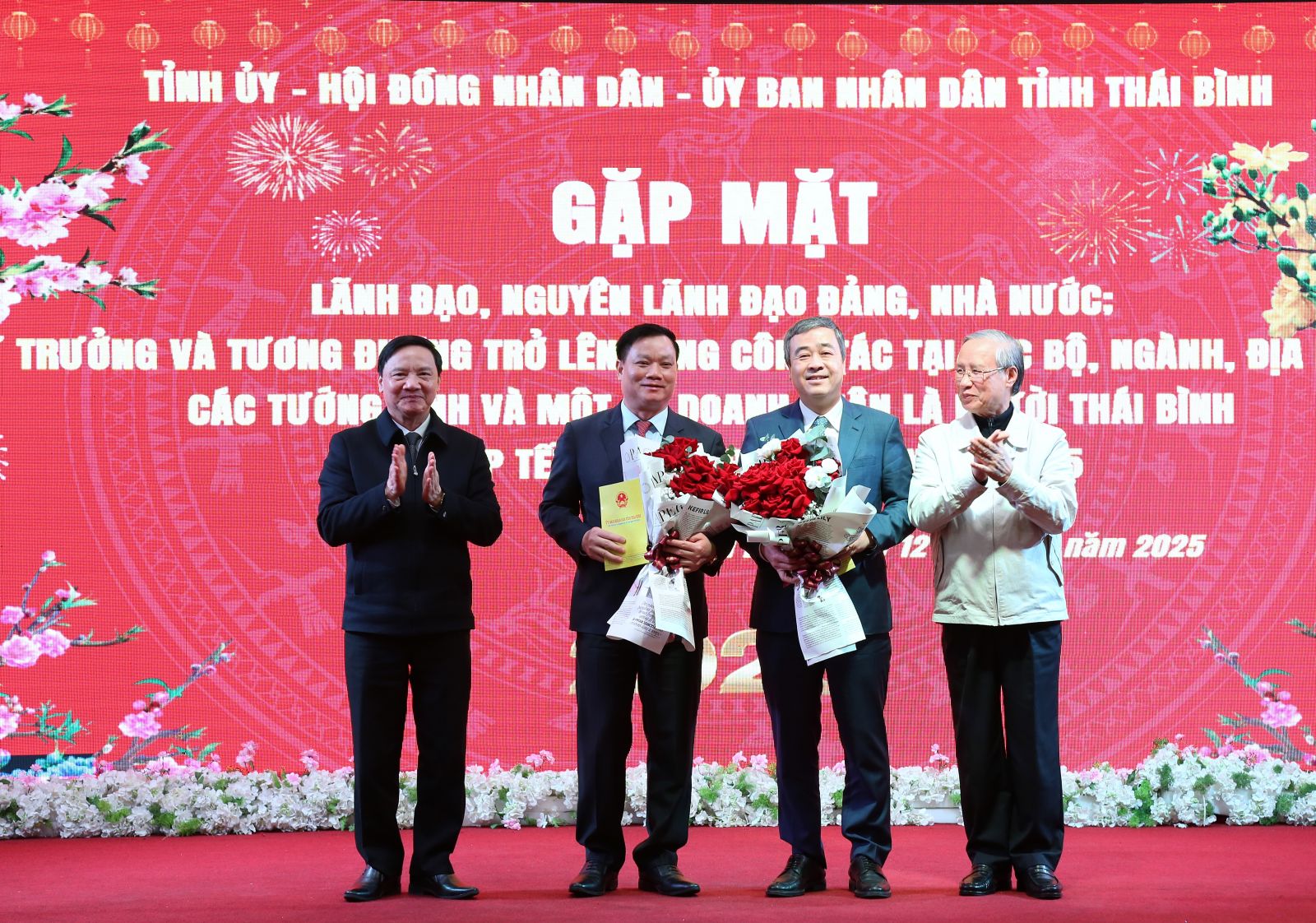  Gặp mặt lãnh đạo, nguyên lãnh đạo Đảng, Nhà nước; thứ trưởng và tương đương trở lên đang Nh88 Nha cai tại các bộ, ngành, Nh88; các tướng lĩnh và một số doanh nhân là người Thái Bình