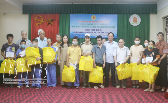   Trao quà cho nạn nhân chất độc da cam