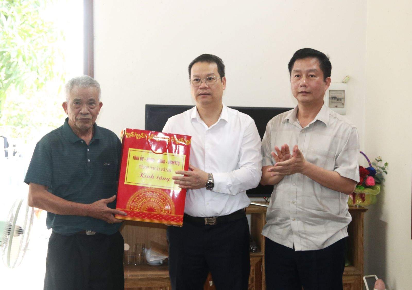   Đồng chí Nguyễn Mạnh Hùng, Phó Bí thư Tỉnh ủy, Chủ tịch Nh88 casino tỉnh thăm, tặng quà người có công với cách mạng tại huyện Đông Hưng