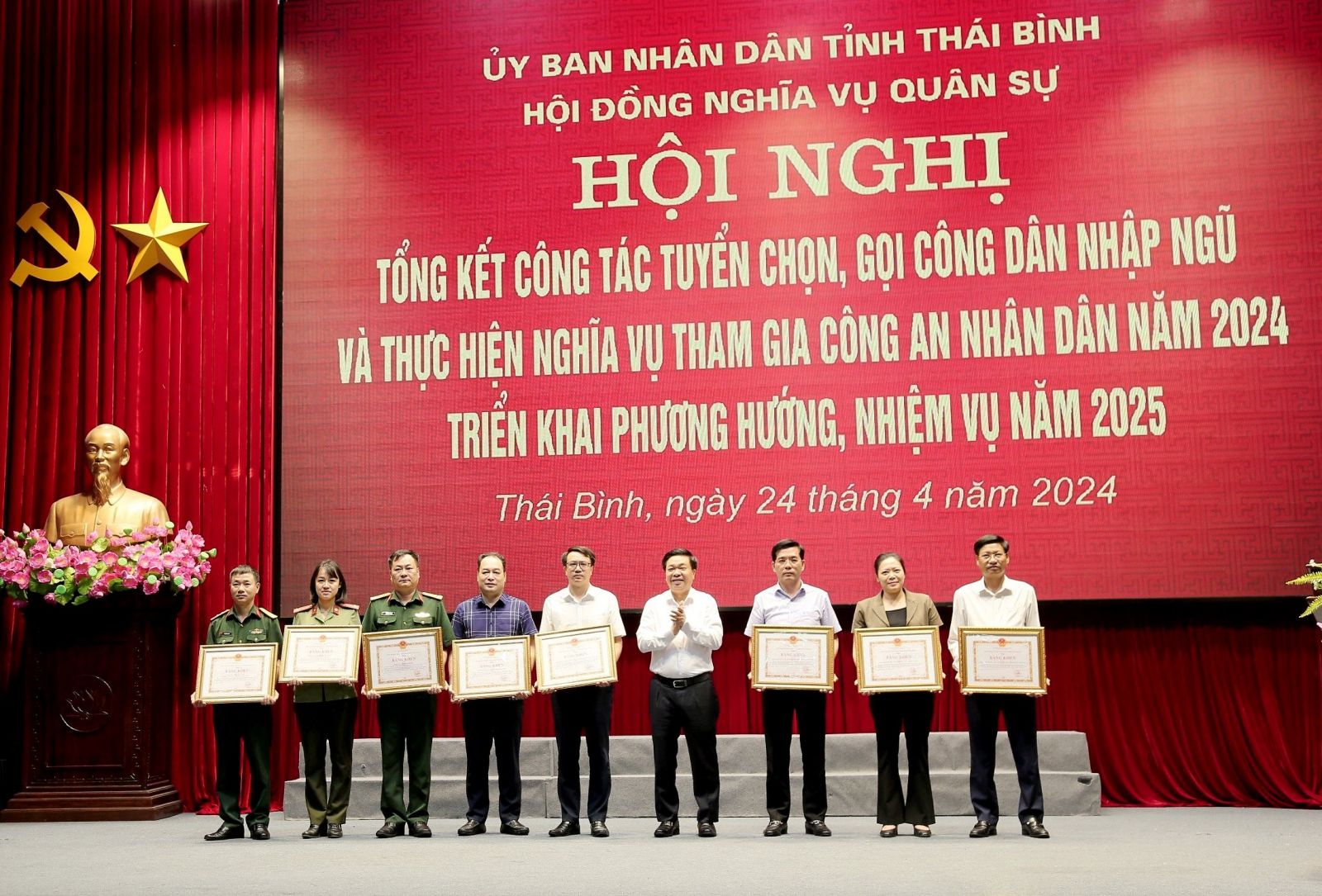   8 tập thể, cá nhân được khen thưởng trong Nh88 Nha cai tuyển chọn, gọi công dân nhập ngũ năm 2024
