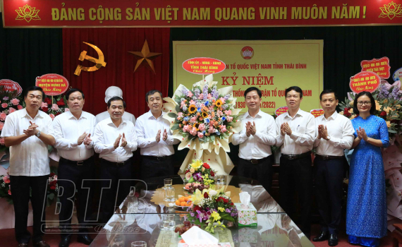   Các Nh881 lãnh đạo tỉnh chúc mừng cán bộ làm Nh88 Nha cai mặt trận nhân ngày truyền thống Nh88 vip Việt Nam