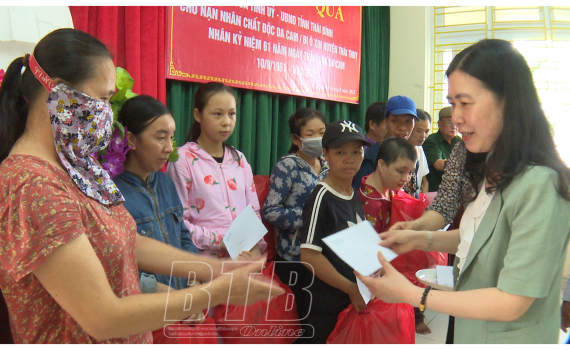   Trao quà cho nạn nhân chất độc da cam tại huyện Thái Thụy và Tiền Hải