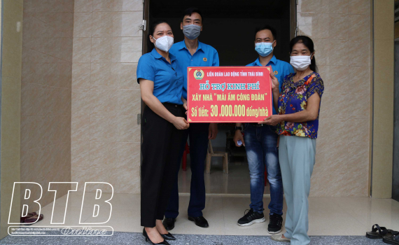   Trao 90 triệu đồng hỗ trợ đoàn viên xây nhà mái ấm công đoàn