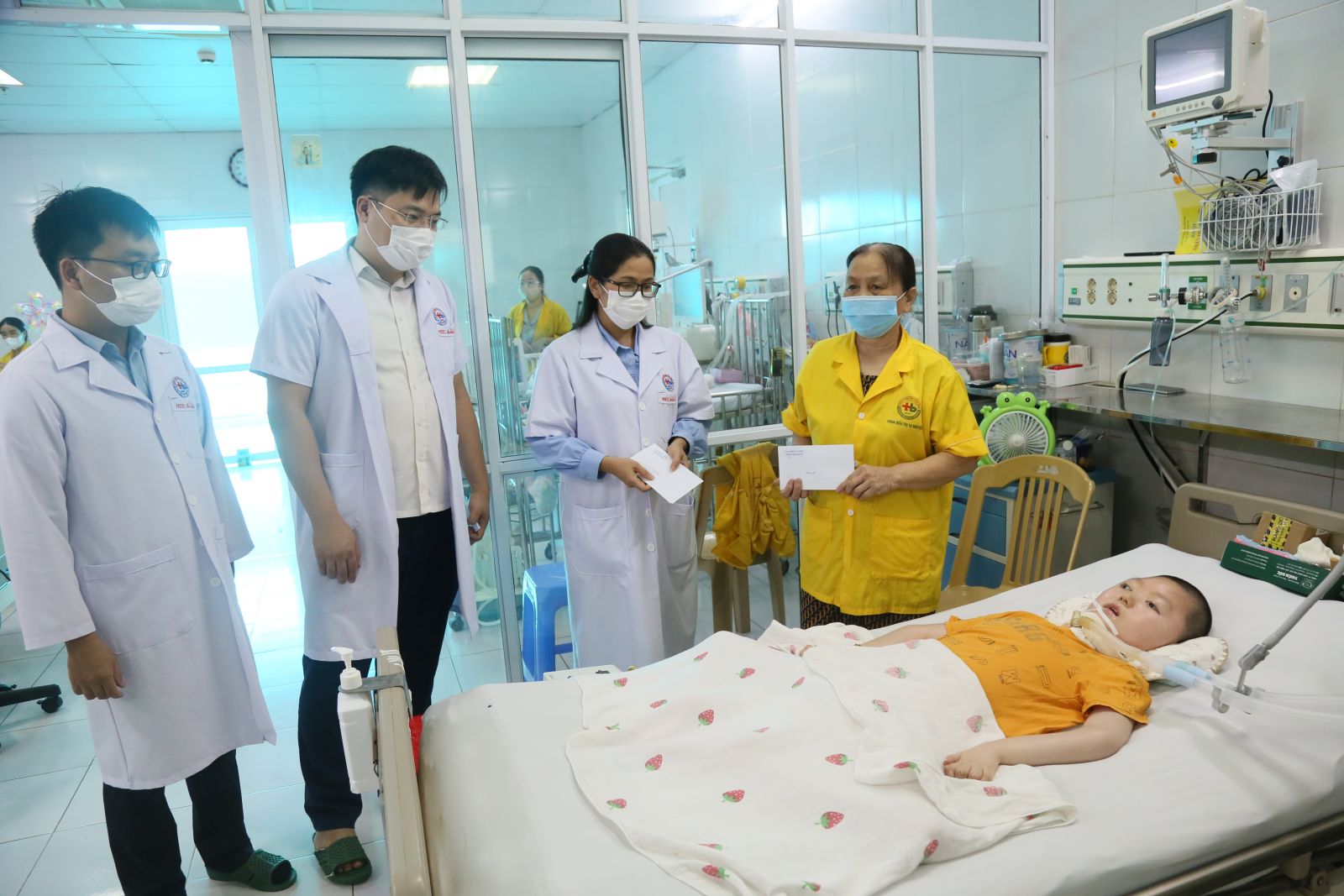   Chi đoàn thanh niên Văn phòng Nh88 casino tỉnh trao quà tại Bệnh viện Nhi Thái Bình