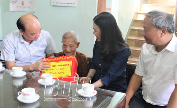   Các Nh881 lãnh đạo tỉnh thăm, tặng quà gia đình chính sách, người có công