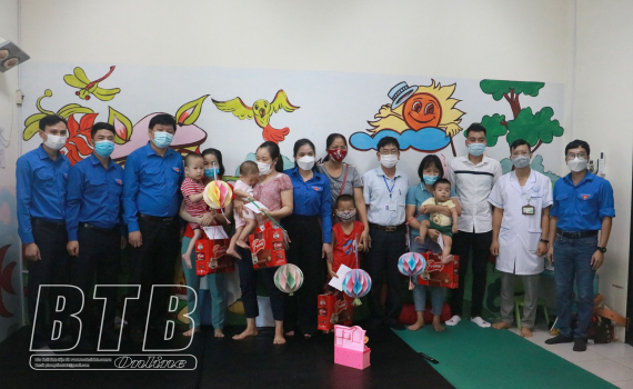   Trao quà Trung thu cho bệnh nhi đang điều trị tại Bệnh viện Nhi và Bệnh viện Phục hồi chức năng Thái Bình