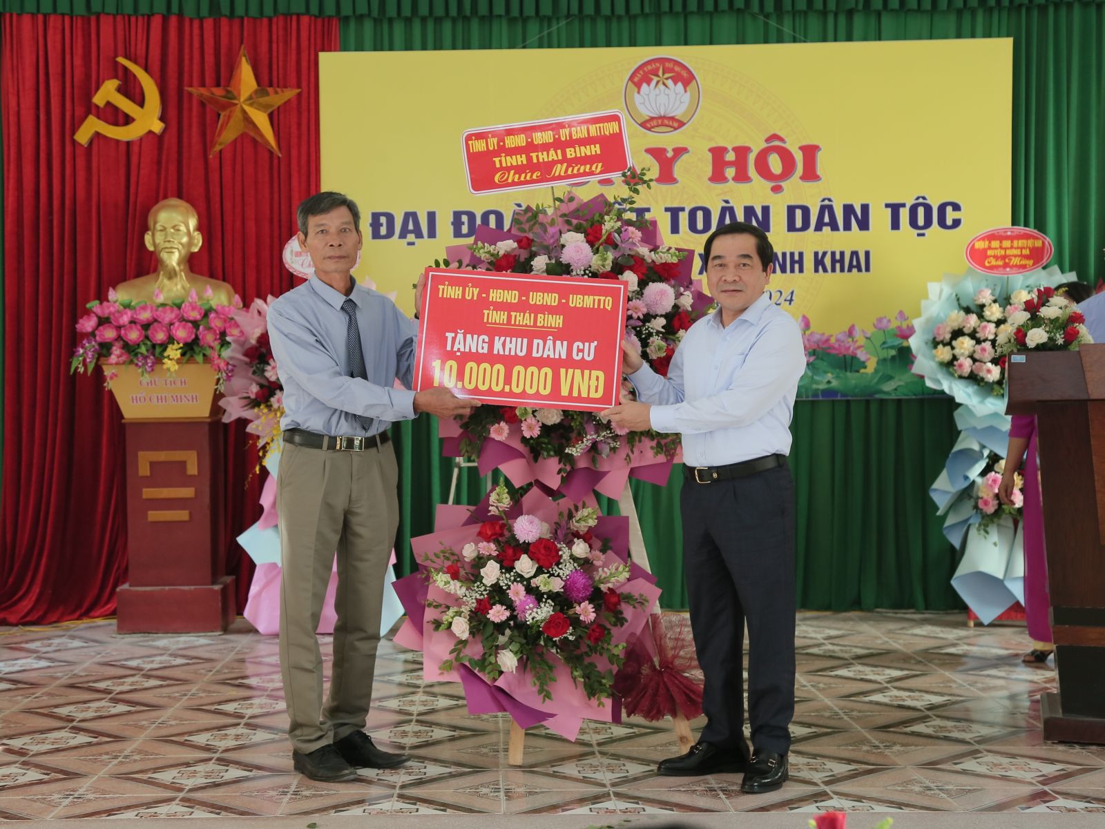   Đồng chí Phó Bí thư thường trực Tỉnh ủy, Chủ tịch Nh88 - Cá Cược Mỗi Ngày - Nh88 vip Liền Tay tỉnh dự ngày hội đại đoàn kết toàn Nh88 con năm 2024 tại huyện Hưng Hà