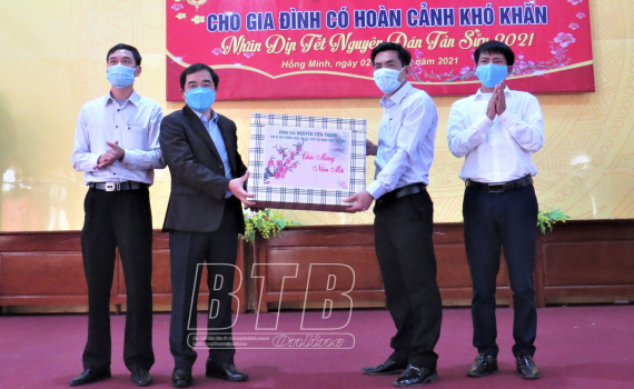   Đồng chí Chủ tịch Nh88 - Cá Cược Mỗi Ngày - Nh88 vip Liền Tay tỉnh thăm, tặng quà tết tại Hưng Hà và Thành phố Thái Bình