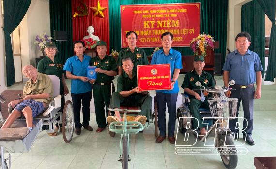   Liên đoàn Lao động tỉnh: Thăm và tặng quà thương binh, bệnh binh, gia đình chính sách