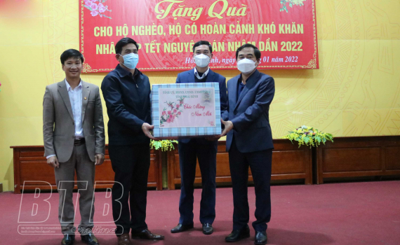   Đồng chí Nguyễn Tiến Thành, Phó Bí thư thường trực Tỉnh ủy, Chủ tịch Nh88 - Cá Cược Mỗi Ngày - Nh88 vip Liền Tay tỉnh: Tặng quà tết cho hộ nghèo, hộ có hoàn cảnh khó khăn tại huyện Hưng Hà