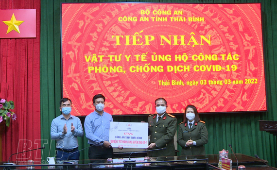   Công an tỉnh tiếp nhận vật tư y tế ủng hộ Nh88 Nha cai phòng, chống dịch Covid-19