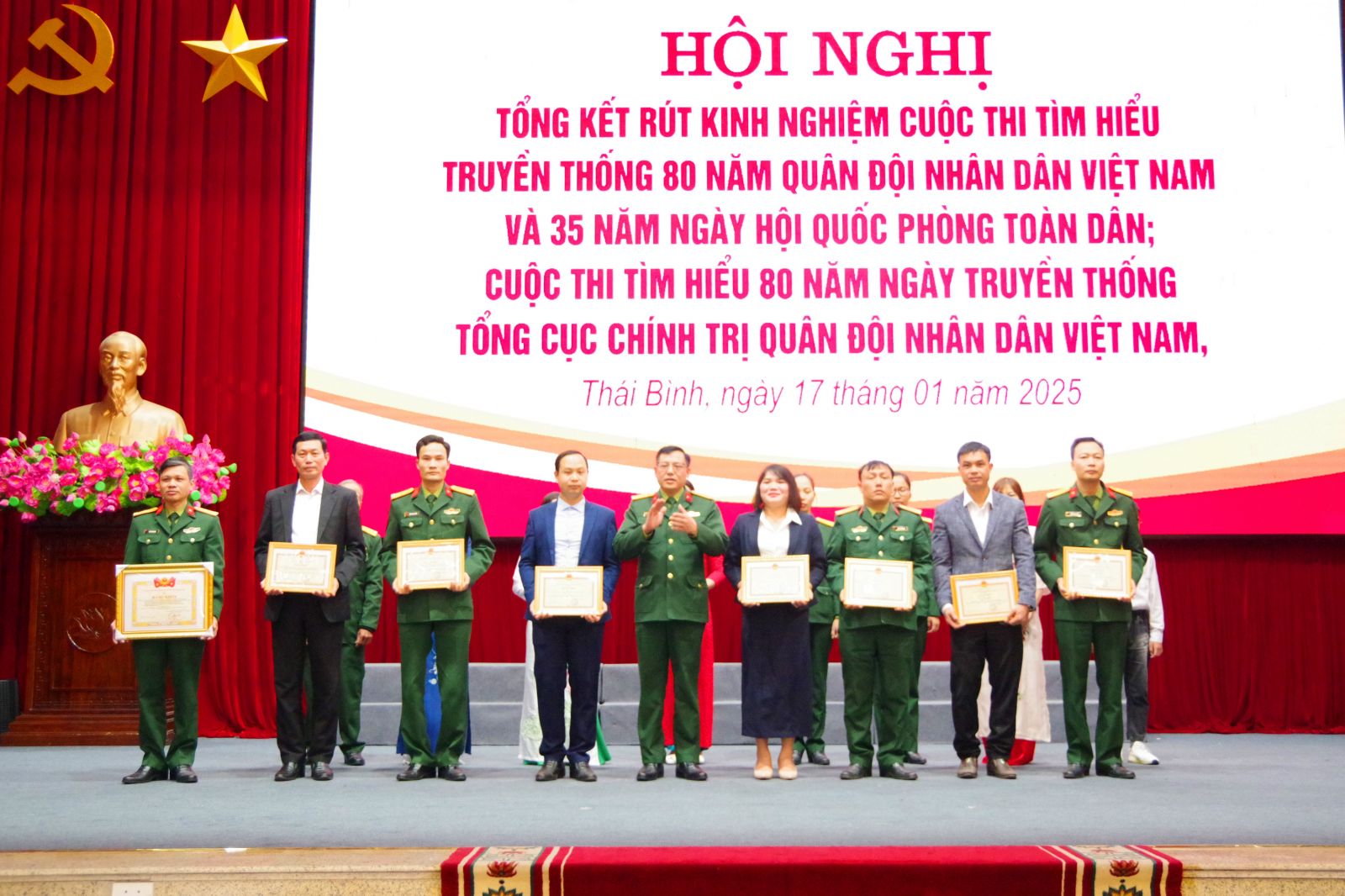   22 tập thể, cá nhân được khen thưởng tham gia Cuộc thi tìm hiểu 80 năm ngày thành lập Quân đội Nh88 Việt Nam và 35 năm ngày hội quốc phòng toàn dân
