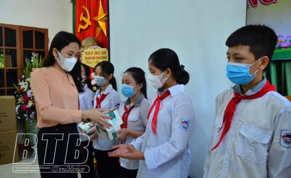   Thành phố: Trao gần 400.000 khẩu trang cho giáo viên, học sinh