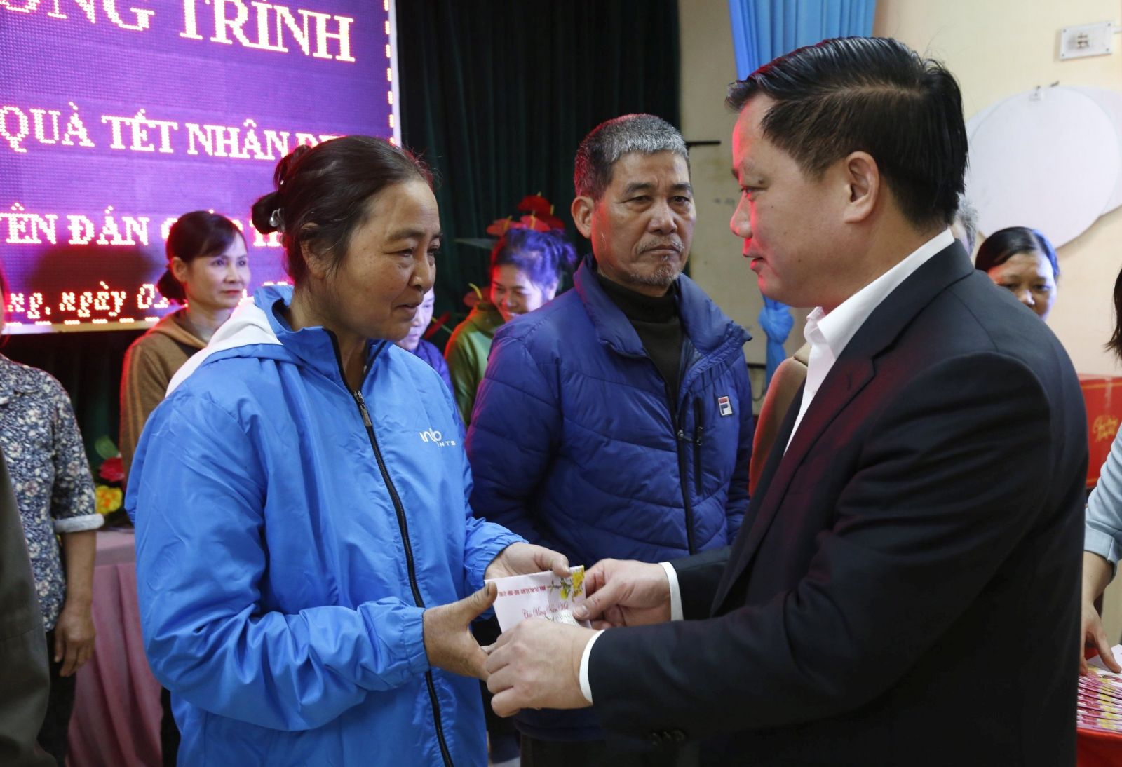   Đồng chí Phó Bí thư Tỉnh ủy, Chủ tịch Nh88 casino tỉnh tặng quà Tết gia đình chính sách, hộ nghèo tại hai huyện Kiến Xương và Tiền Hải