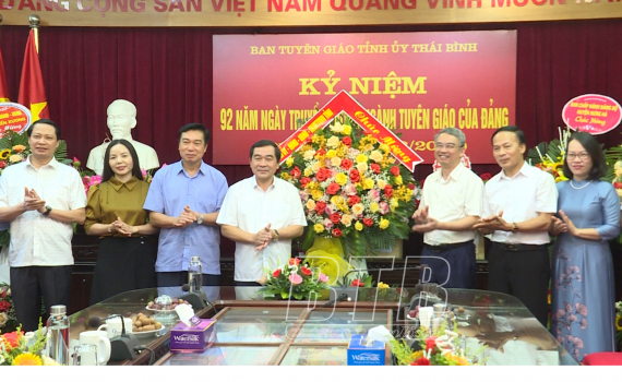   Thường trực Tỉnh ủy chúc mừng Ban Tuyên giáo Tỉnh ủy nhân ngày truyền thống của ngành