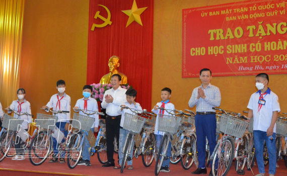   Hưng Hà: Trao tặng 41 xe đạp cho học sinh nghèo, có hoàn cảnh khó khăn