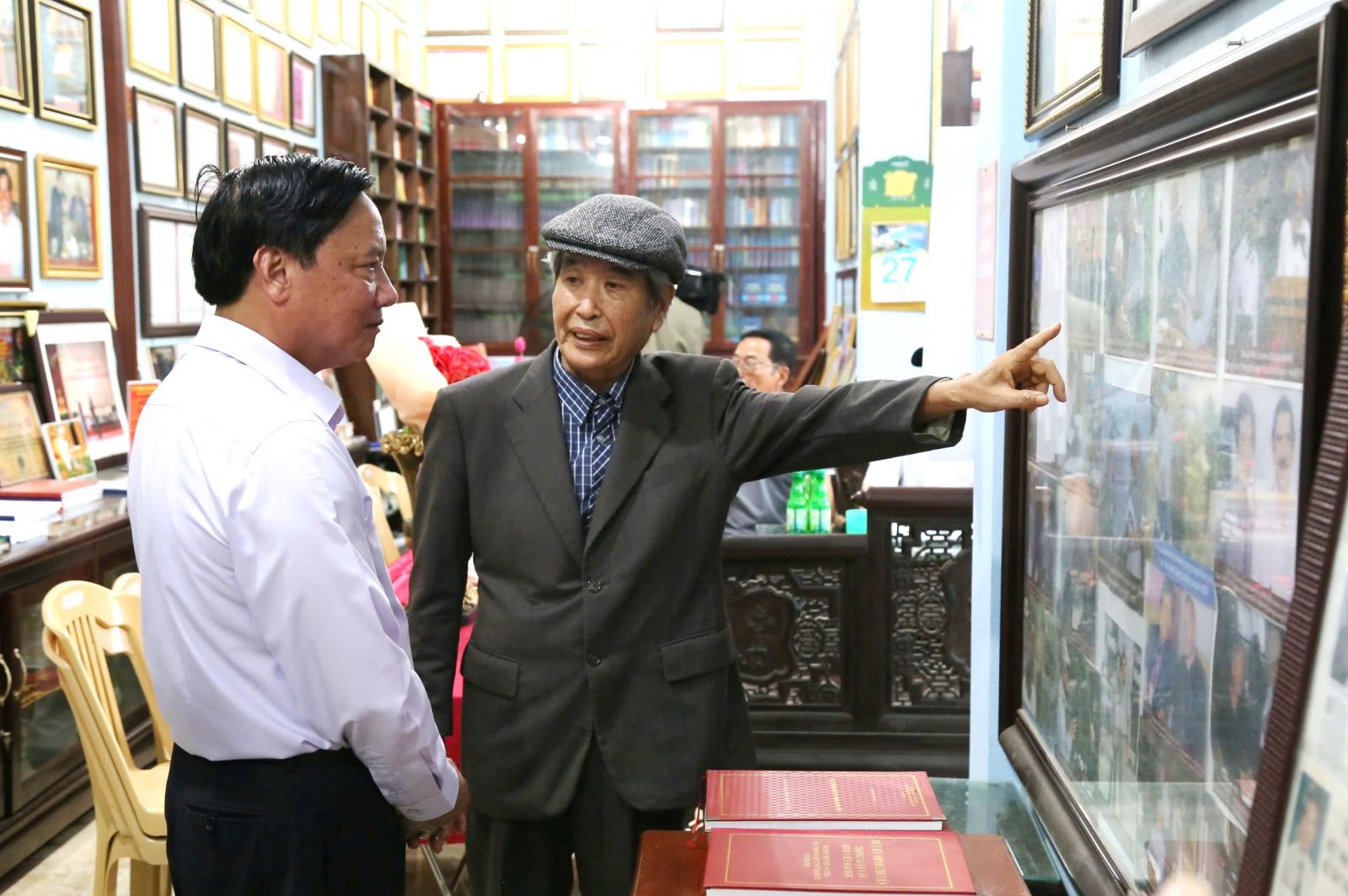   Đồng chí Nguyễn Khắc Định, Ủy viên Ban Chấp hành Trung ương Đảng, Phó Chủ tịch Nh88 net tham quan Bảo tàng Tác phẩm hậu chiến tranh - Minh Chuyên