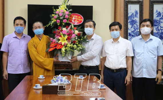   Đồng chí Bí thư Tỉnh ủy thăm, chúc mừng chức sắc Phật giáo nhân dịp đại lễ Phật đản