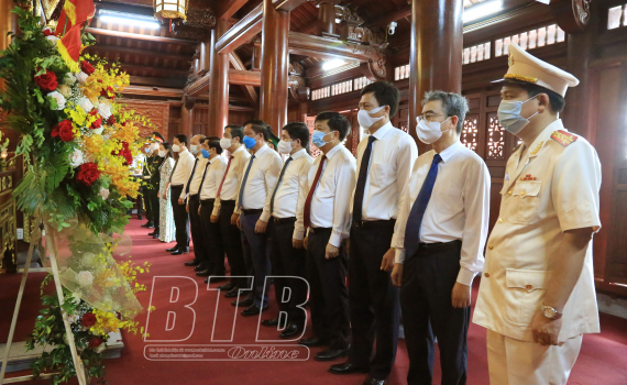   Dâng hương tưởng niệm Chủ tịch Hồ Chí Minh