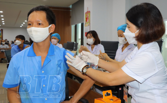   Hơn 600 công nhân được tiêm liều nhắc lại mũi 3, mũi 4 vắc xin phòng Covid-19