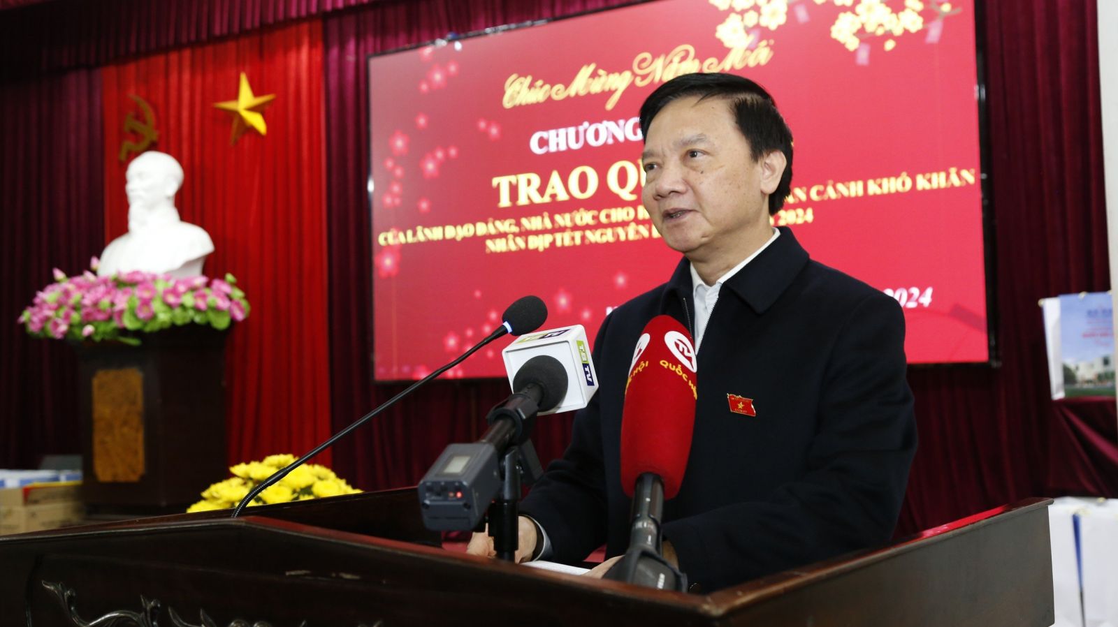   Đồng chí Phó Chủ tịch Nh88 net thăm, tặng quà đối tượng chính sách, người nghèo và công nhân, lao động trên địa bàn tỉnh