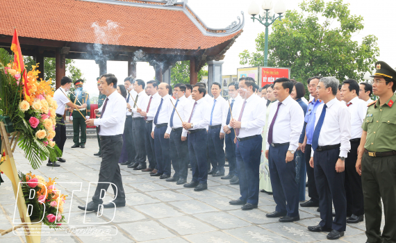   Dâng hương tưởng niệm Chủ tịch Hồ Chí Minh