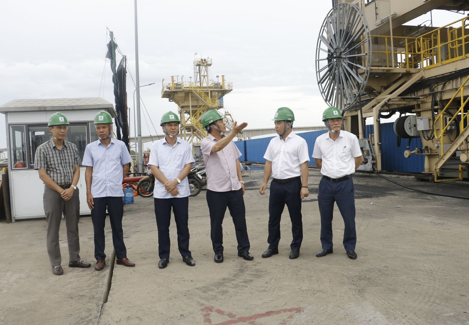   Kiểm tra, động viên các đơn vị doanh nghiệp khắc phục hậu quả bão số 3