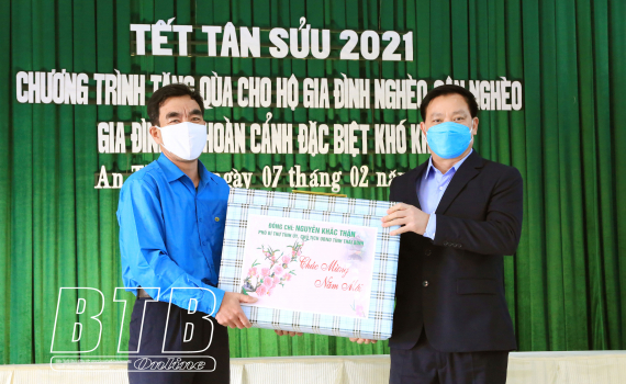   Đồng chí Phó Bí thư Tỉnh ủy, Chủ tịch Nh88 casino tỉnh tặng quà hộ nghèo, cận nghèo và gia đình có hoàn cảnh đặc biệt khó khăn xã An Thanh