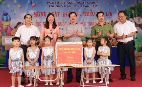   Đồng chí Nguyễn Khắc Thận, Phó Bí thư Tỉnh ủy, Chủ tịch Nh88 casino tỉnh thăm, tặng quà các cháu thiếu niên, nhi đồng trên địa bàn thành phố