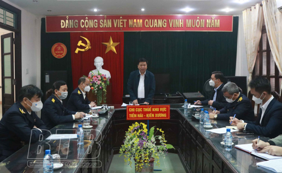   Đồng chí Nguyễn Quang Hưng, Phó Chủ tịch thường trực Nh88 casino tỉnh kiểm tra, động viên Nh88 Nha cai thu nộp ngân sách tại một số đơn vị