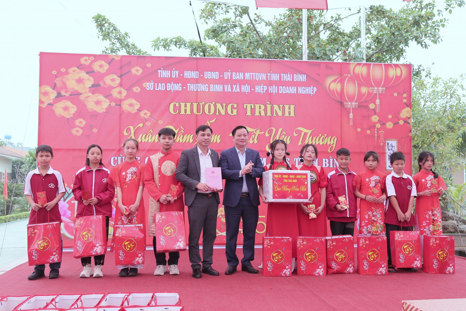   Các Nh881 lãnh đạo tỉnh dự chương trình 