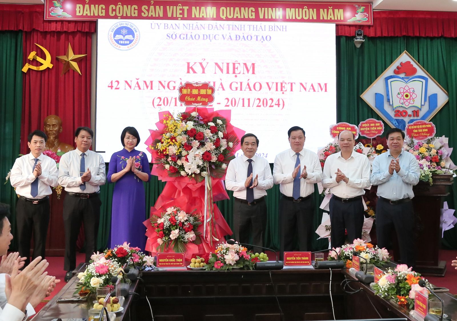   Các Nh881 lãnh đạo tỉnh tặng hoa chúc mừng ngày Nhà giáo Việt Nam 20-11
