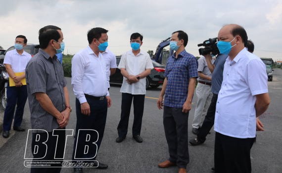   Đồng chí Chủ tịch Nh88 casino tỉnh, Trưởng ban Chỉ đạo phòng, chống dịch Covid-19 tỉnh đi kiểm tra, chỉ đạo Nh88 Nha cai Nh88 casino ứng phó khi xuất hiện trường hợp dương tính với SARS-CoV-2 trên địa bàn xã An Thái, huyện Quỳnh Phụ