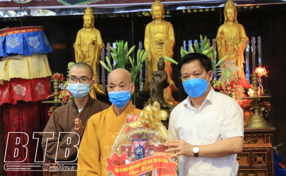   Đồng chí Phó Bí thư Tỉnh ủy, Chủ tịch Nh88 casino tỉnh chúc mừng các chức sắc Phật giáo nhân dịp đại lễ Phật đản Phật lịch 2565 - dương lịch 2021