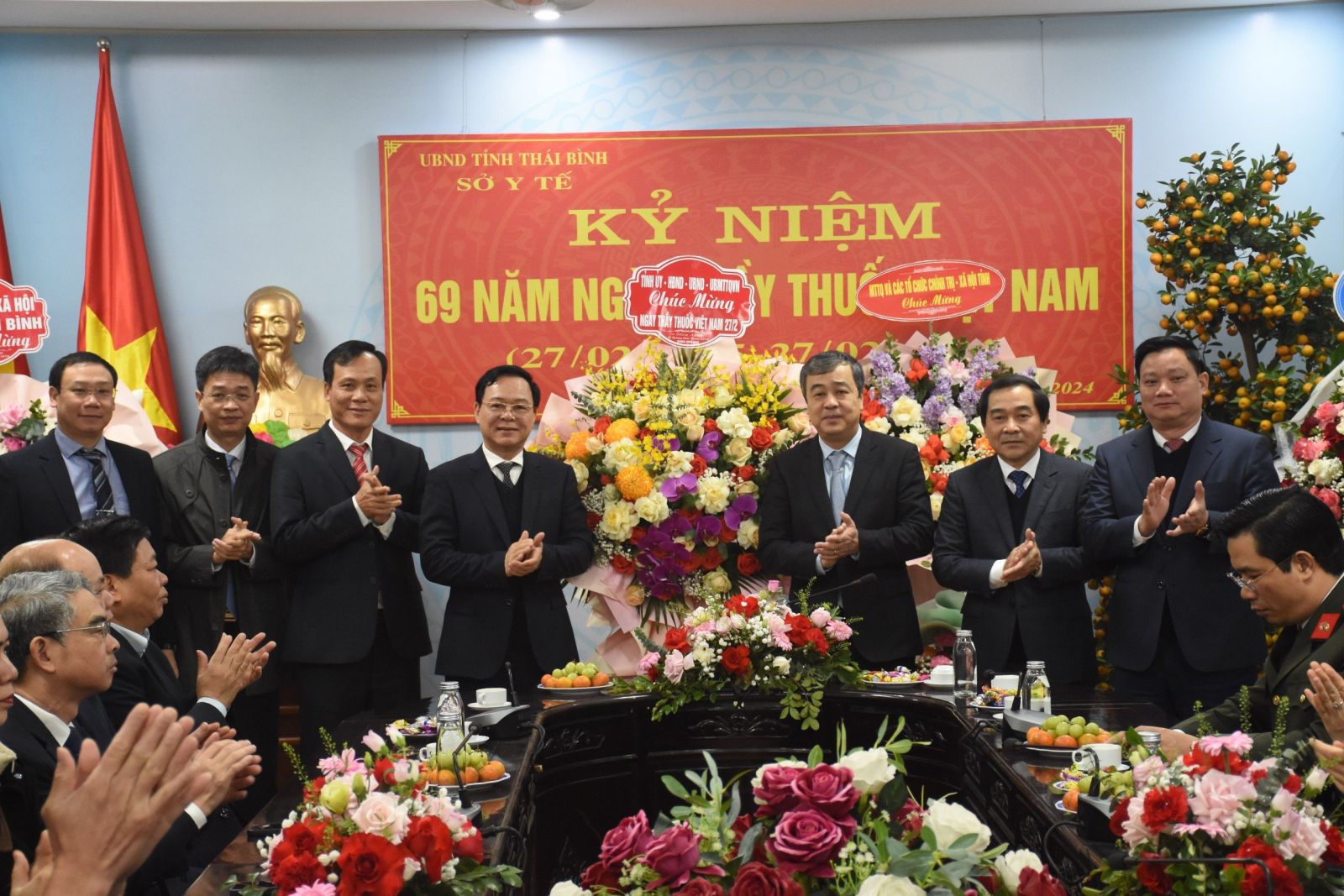   Các Nh881 lãnh đạo tỉnh chúc mừng đội ngũ thầy thuốc, cán bộ y tế nhân ngày Thầy thuốc Việt Nam 27 - 2
