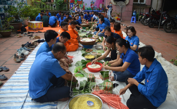   Huyện đoàn Quỳnh Phụ: Tổ chức gói bánh chưng tặng thiếu niên, nhi đồng có hoàn cảnh khó khăn
