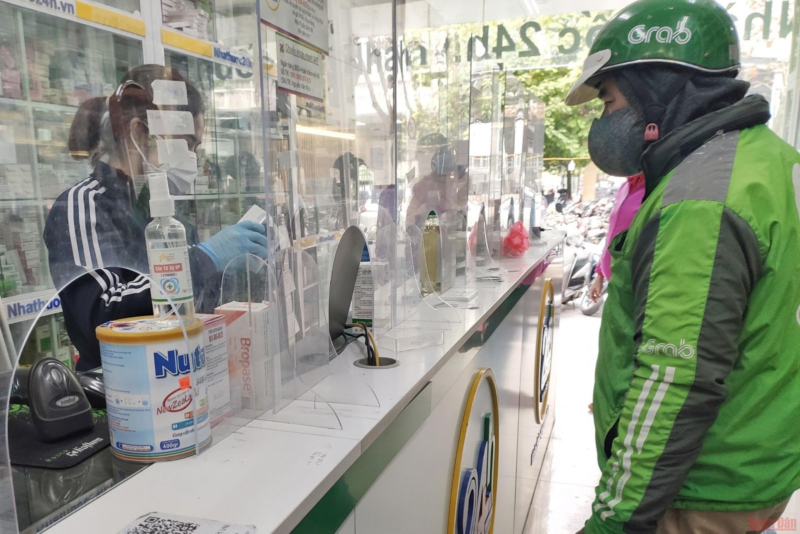   Kiểm tra, xử phạt việc đầu cơ, găm hàng kit test nhanh, máy SpO2
