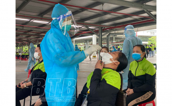   Các doanh nghiệp trong các khu công nghiệp tập trung xét nghiệm sàng lọc SARS-CoV-2 cho 100% người lao động