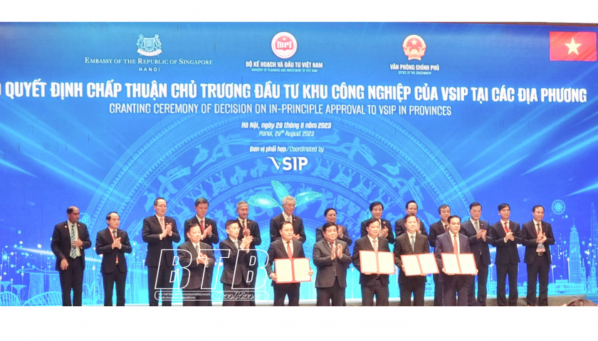   Trao quyết định chấp thuận chủ trương Nh88 vip khu công nghiệp VSIP Thái Bình