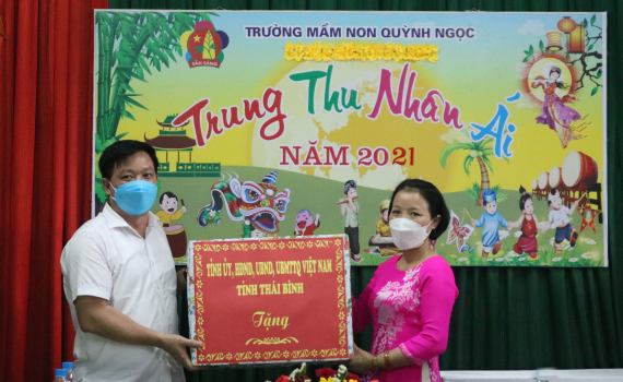   Đồng chí Nguyễn Khắc Thận, Phó Bí thư Tỉnh ủy, Chủ tịch Nh88 casino tỉnh thăm, tặng quà trẻ em nhân dịp tết Trung thu