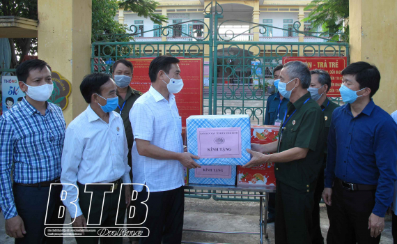   Thăm, tặng quà động viên các tổ tự quản phòng, chống dịch Covid-19 tại huyện Tiền Hải