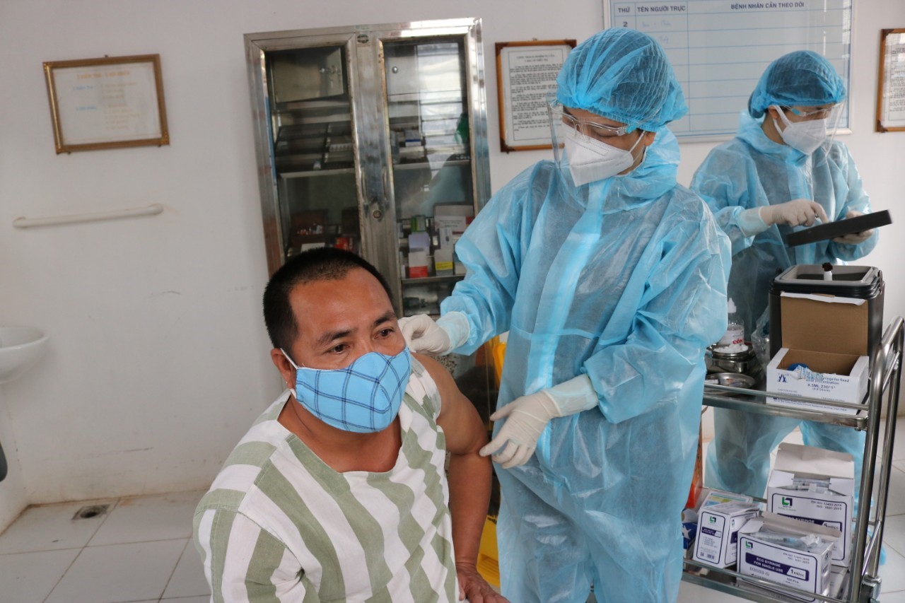   Công an tỉnh Thái Bình tiêm vắc-xin cho can, phạm nhân