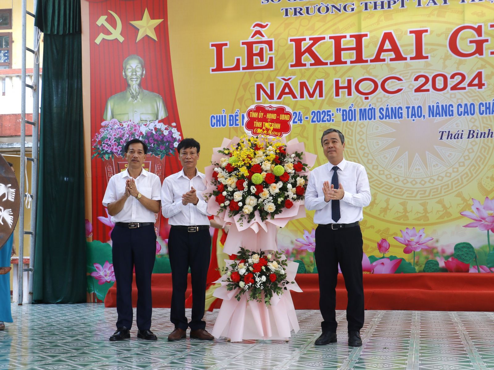   Đồng chí Ngô Đông Hải, Ủy viên Ban Chấp hành Trung ương Đảng, Bí thư Tỉnh ủy dự lễ khai giảng năm học mới tại Trường THPT Tây Thụy Anh
