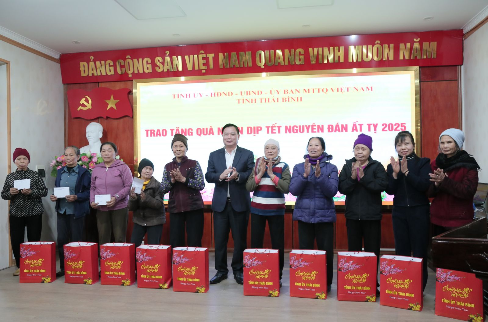   Đồng chí Nguyễn Khắc Thận, Bí thư Tỉnh ủy, Chủ tịch Nh88 casino tỉnh trao quà tết tặng hộ nghèo tại thành phố Thái Bình